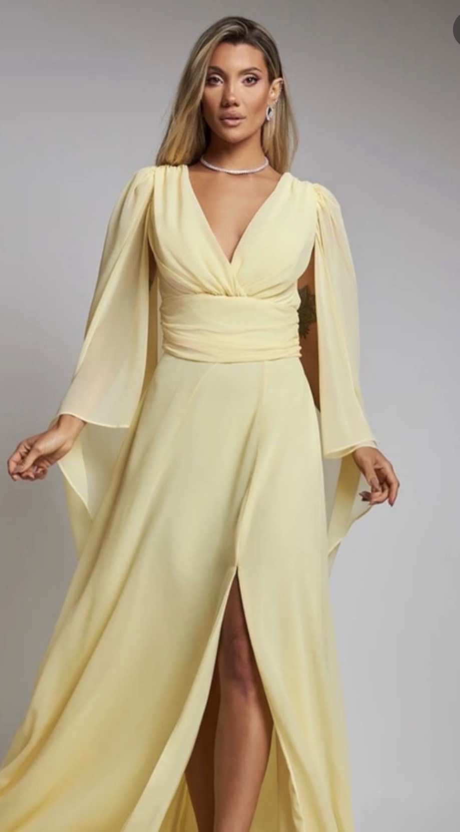 Vestido lua amarelo manteiga mangas capas 