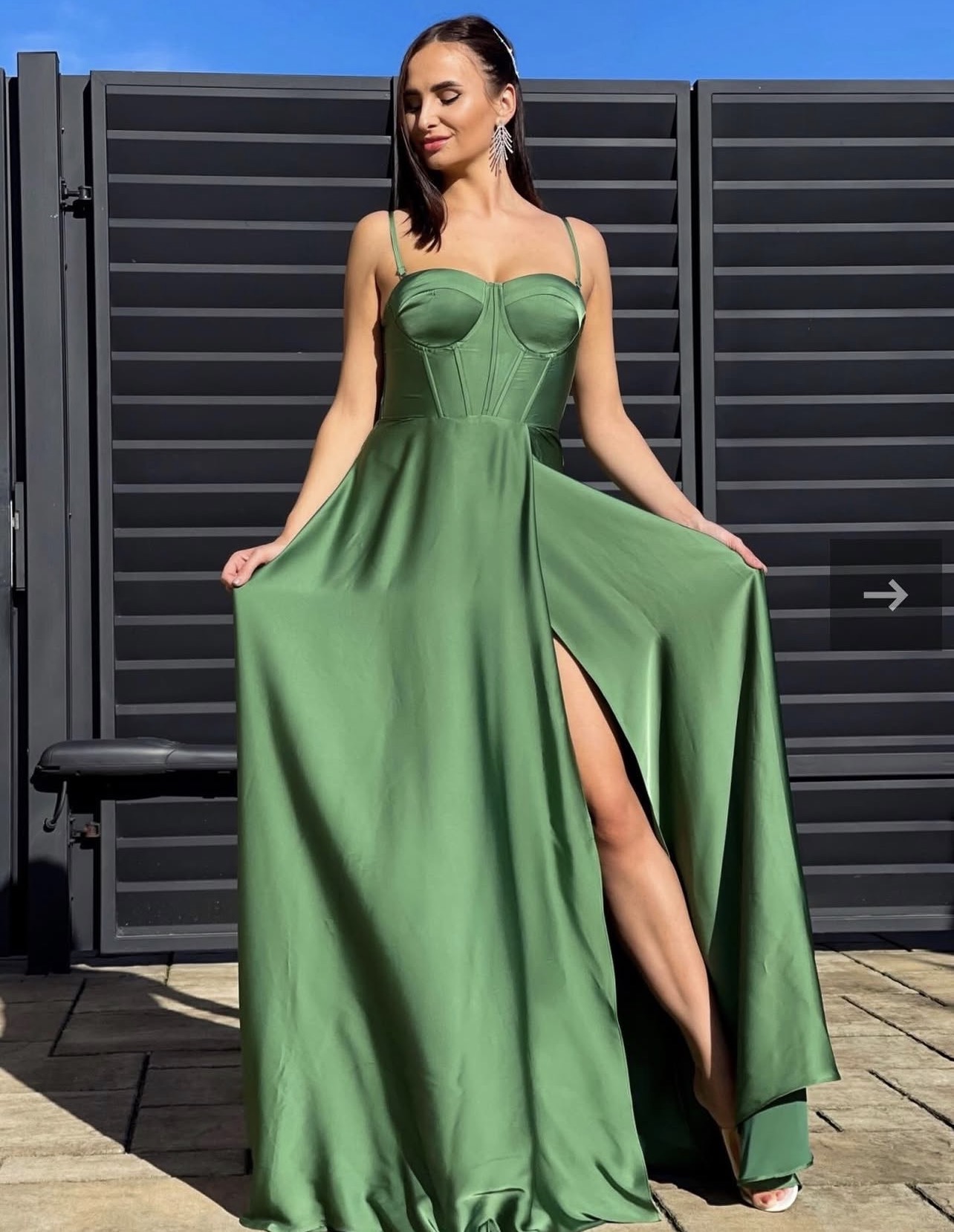 Vestido verde oliva trançado nas costas 