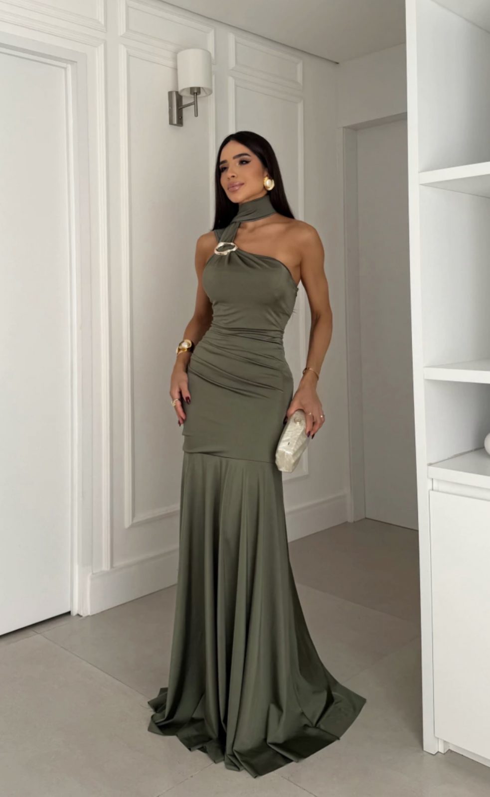 Vestido Longo Verde Oliva com Gola e Recortes Assimétricos