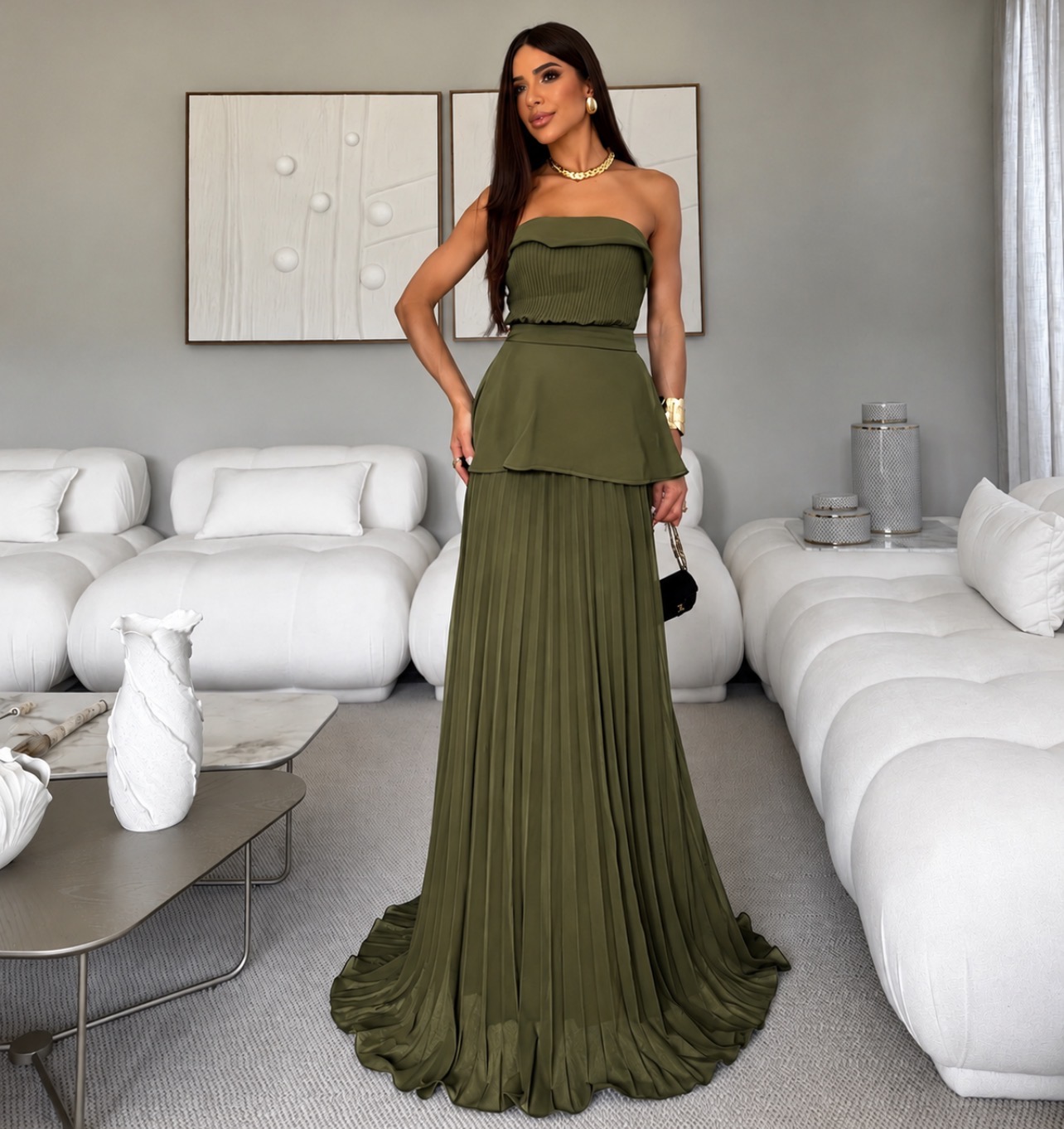 Vestido Longo Verde Plissado com Peplum  Elegante e sofisticado, este vestido longo em verde combina um design clássico com detalhes modernos que valorizam a silhueta. O modelo tomara que caia destaca o colo com delicadeza, enquanto a cintura ma