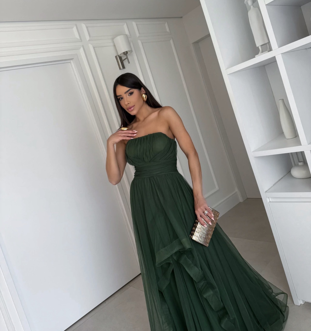 Vestido Longo Verde Esmeralda em Tule  Um modelo romântico e sofisticado, perfeito para ocasiões especiais. O corpete tomara que caia possui drapeados delicados, que valorizam o busto e deixam a cintura bem marcada.  A saia longa em tule fluido 