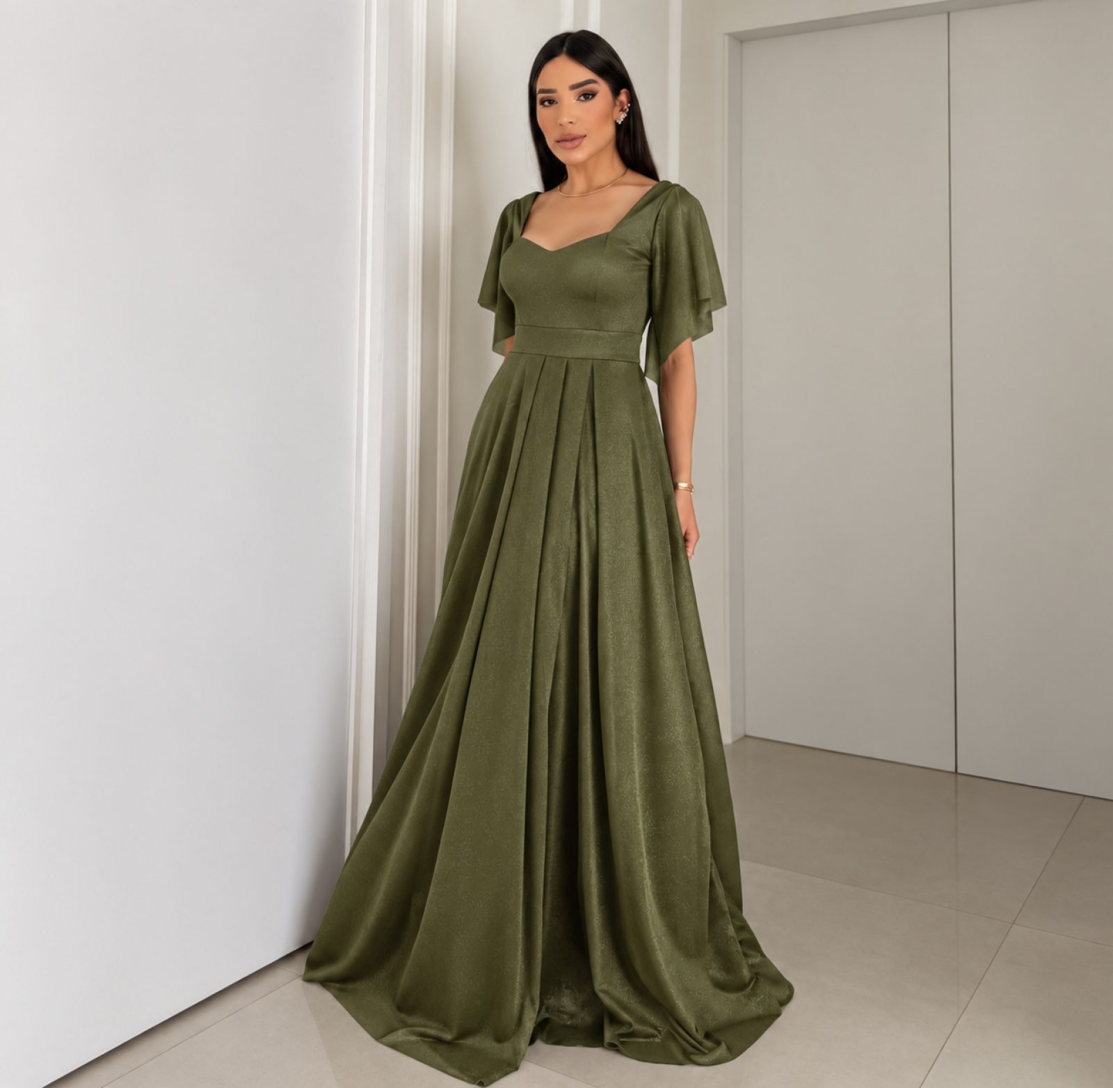 Vestido fluido oliva mangas em tule 